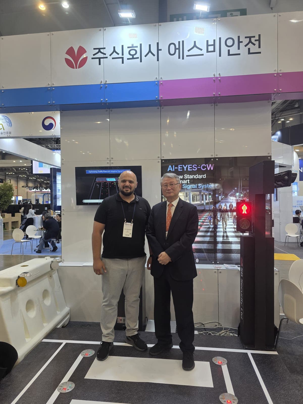 Anar Shahbazov with Osoo Zeh, CEO of SB Security Ltd, at the AI-EYES-CW stand